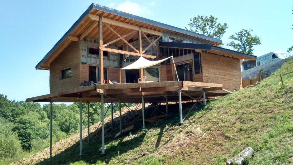 Дом на склоне на винтовых сваях