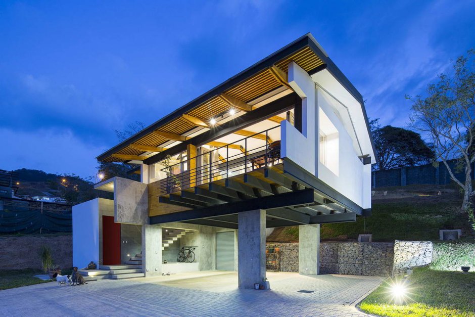 Дом на сваях на склоне