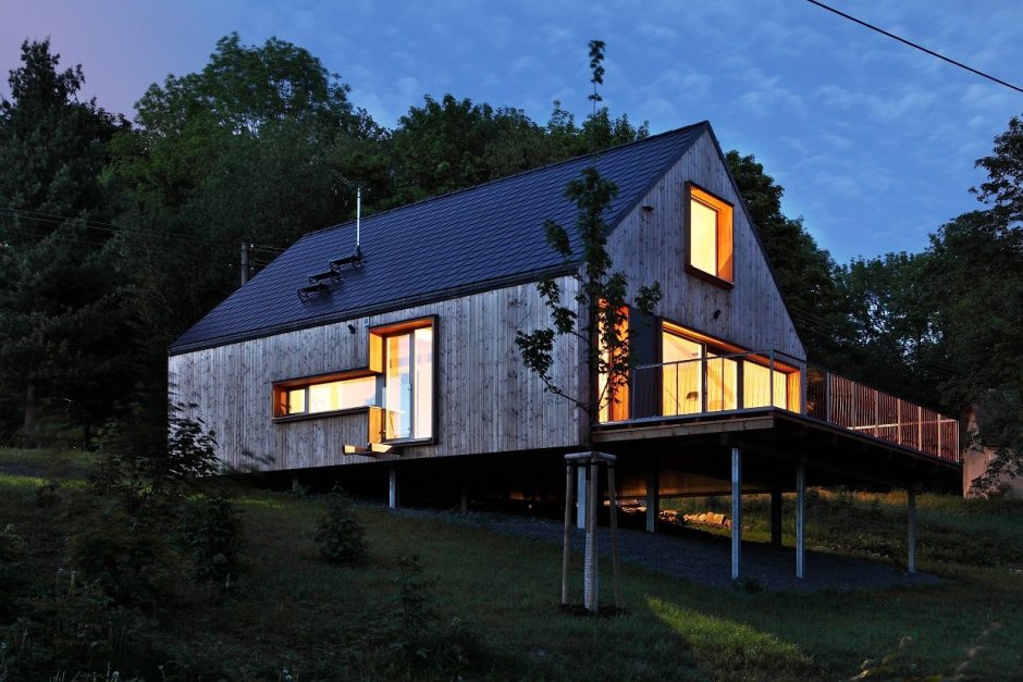 Дачный домик на высоких сваях