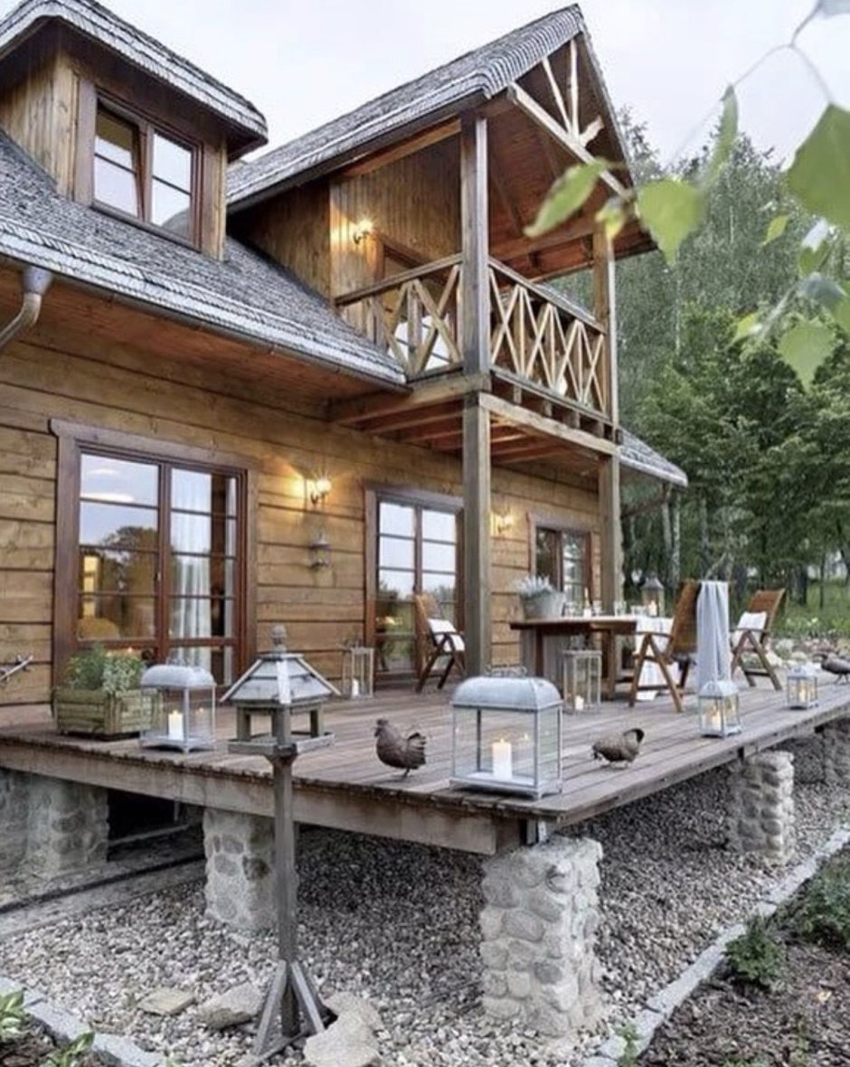 Деревянный дом с камнем