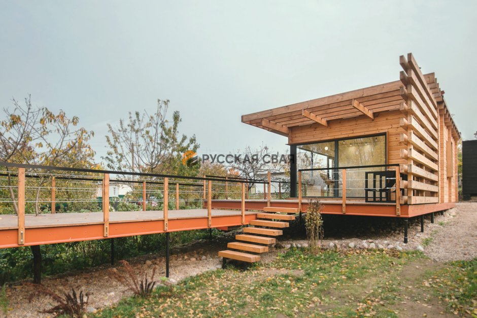 Терраса на сваях на склоне