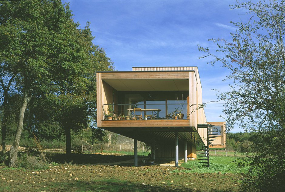 Частный дом на высоких сваях