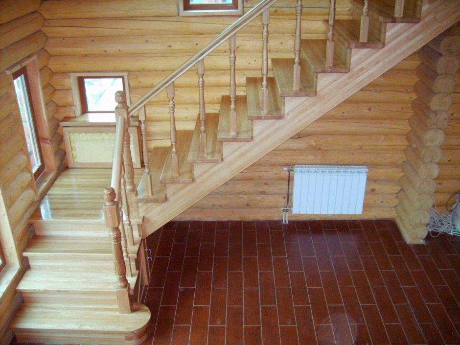 Угловая лестница в деревянном доме