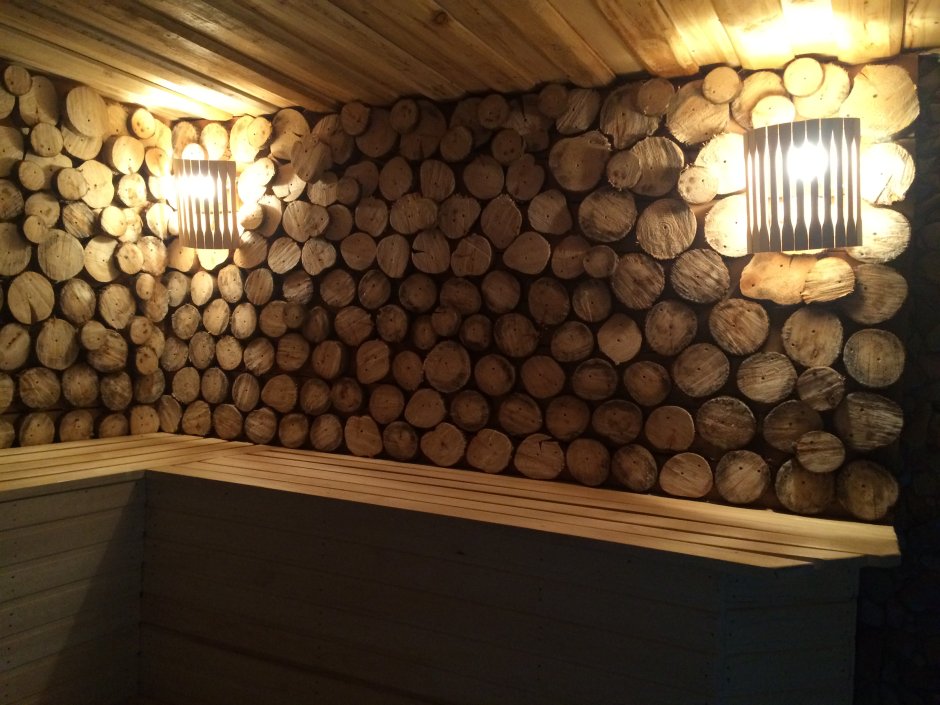 Стена из спилов дерева в бане