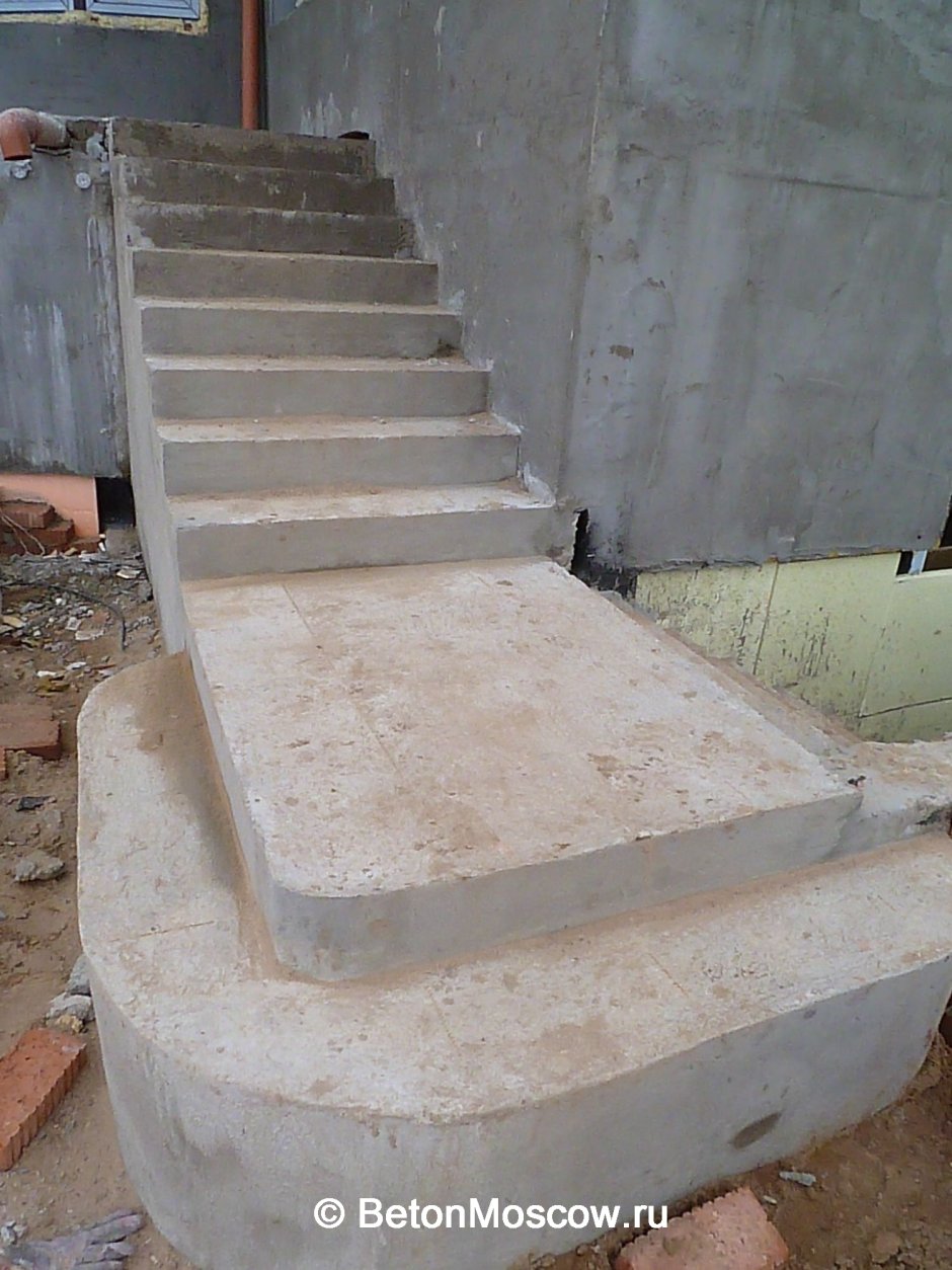 Небольшая лестница из бетона