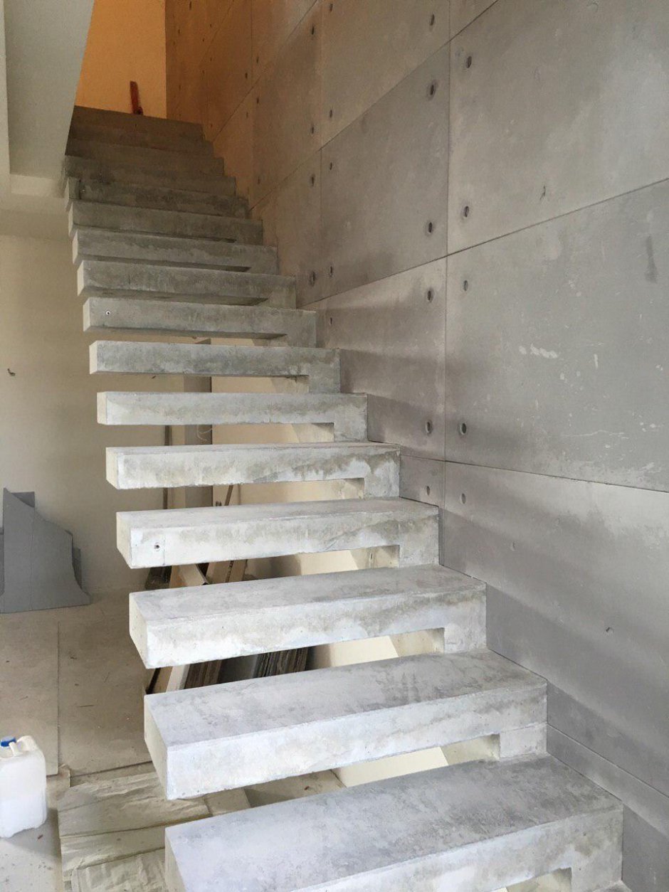 Консольная лестница из бетона на моно касауре