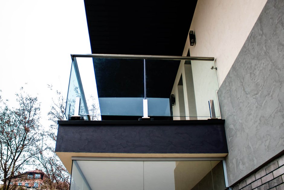 Стеклянное ограждение между балконами