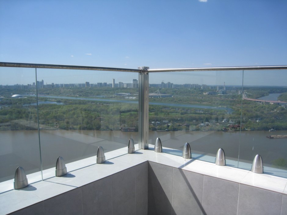 Стеклянные перила для балконов