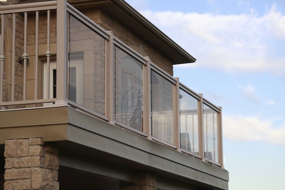 Стеклянное ограждение балкона