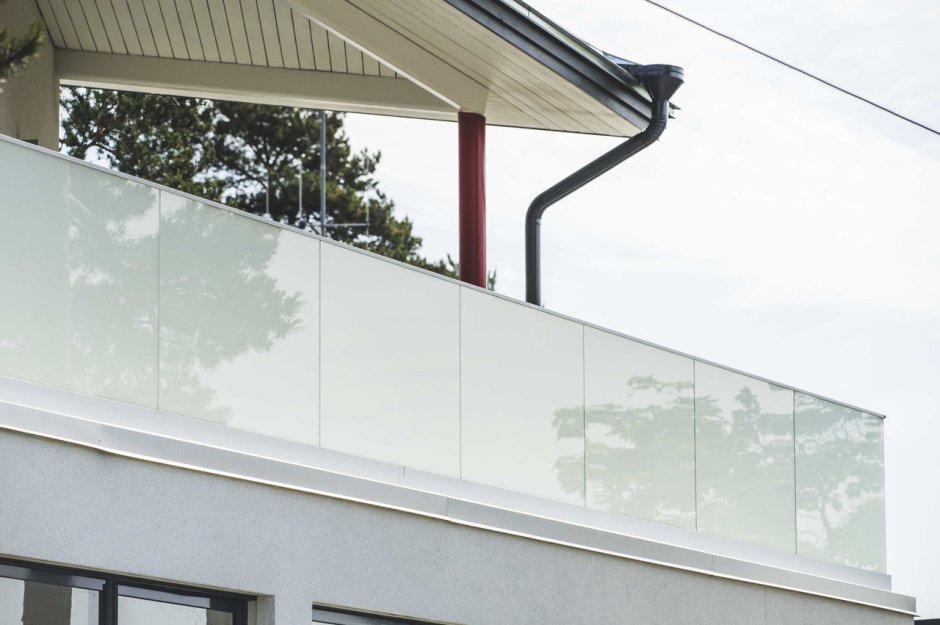 Стеклянное ограждение на фасаде