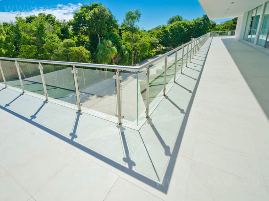 Стеклянные перила улица