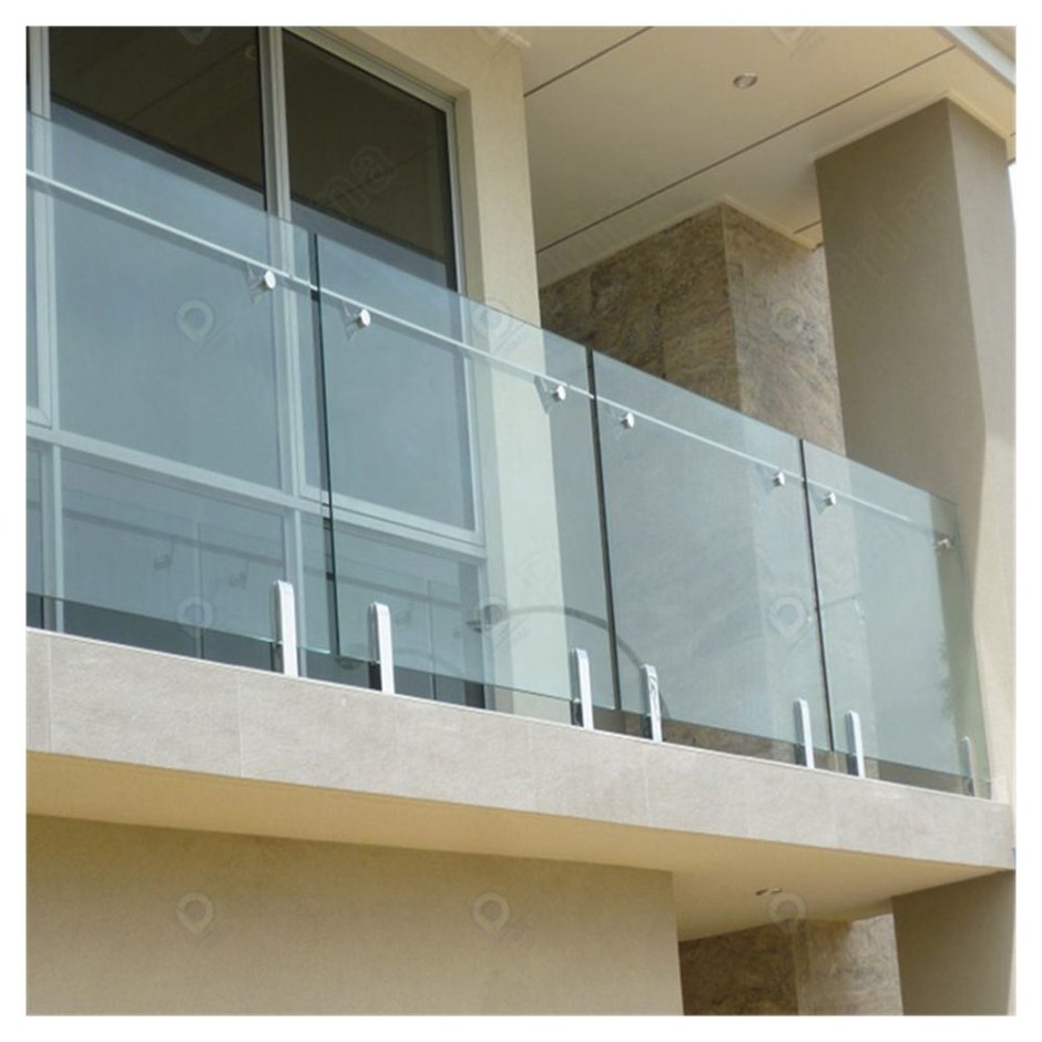 Стеклянное ограждение балкона из триплекса