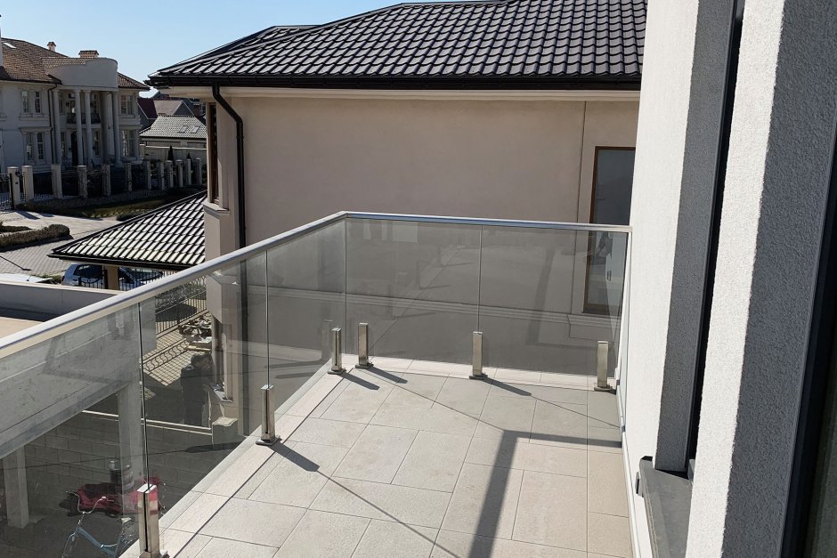 Стеклянное ограждение парапета