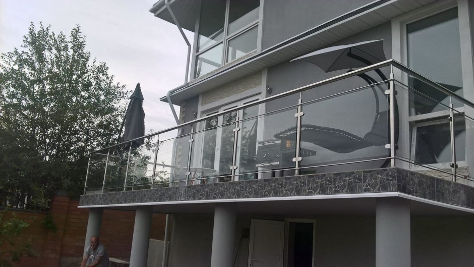 Ограждение балкона из стекла в частном доме