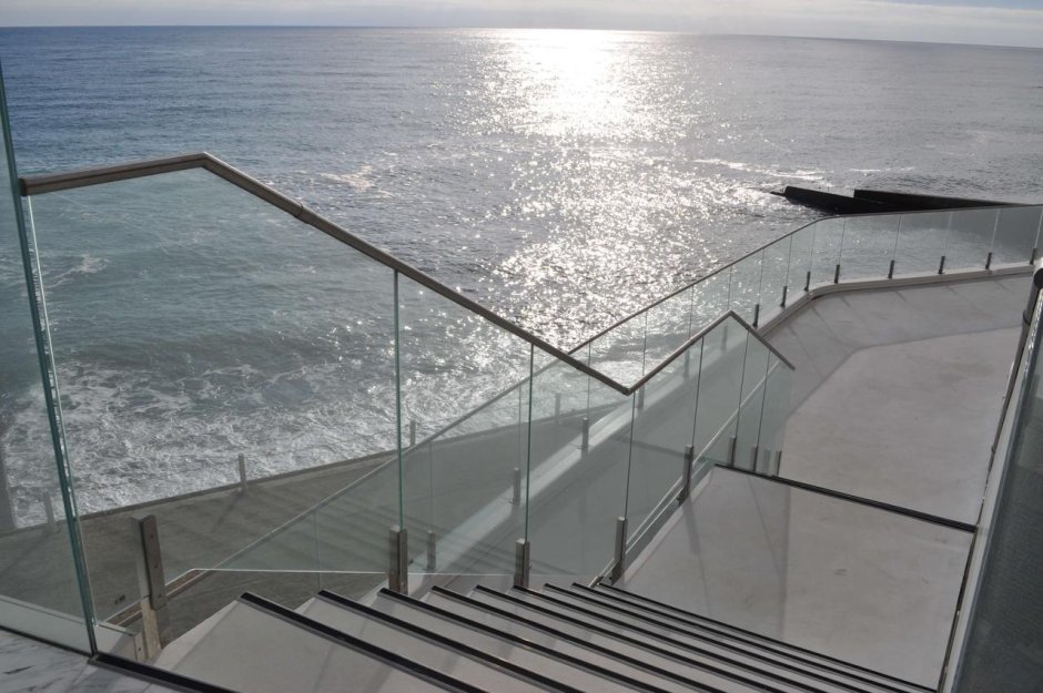 Стеклянные ограждения на министойках