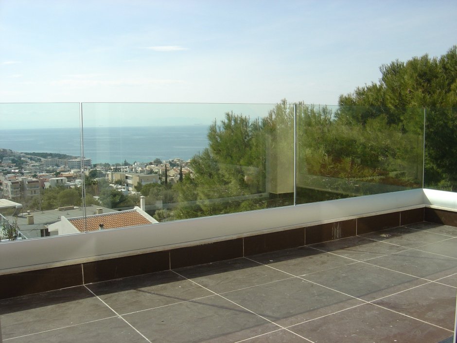 Стеклянное ограждение парапета