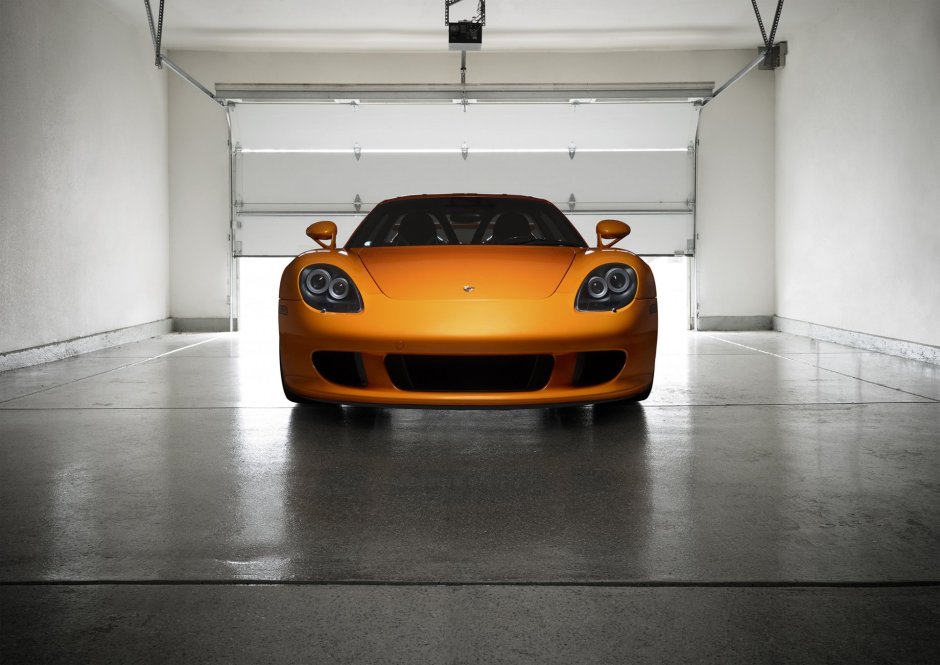Porsche Carrera gt в гараже
