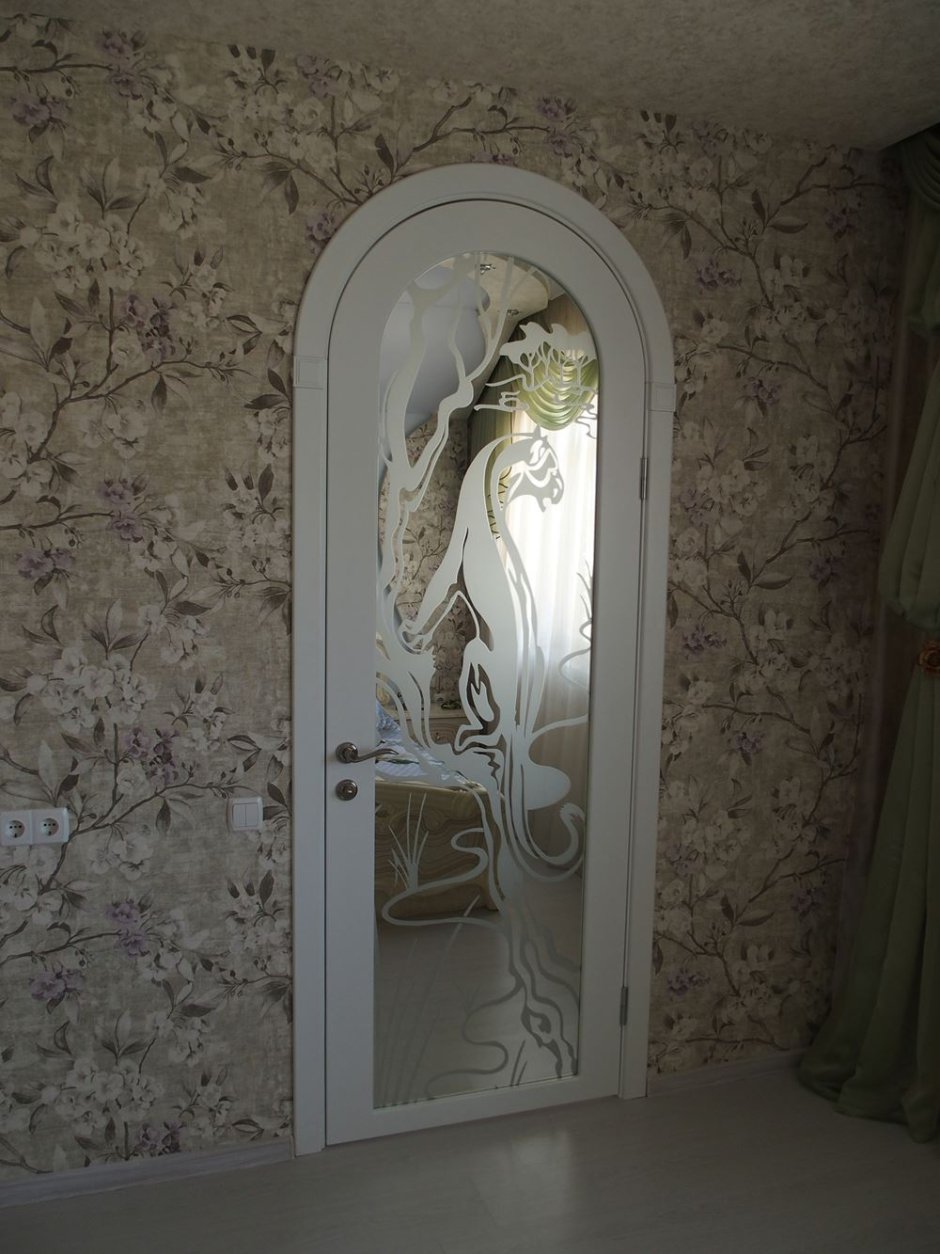Арочная зеркальная дверь