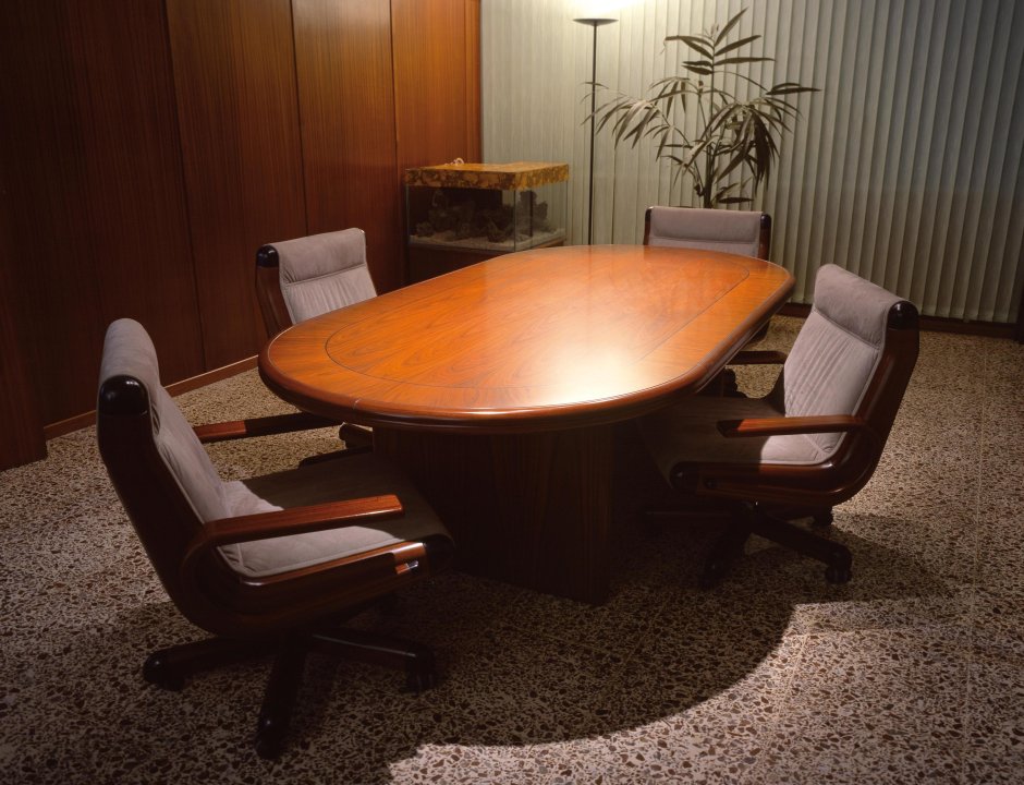 Овальный стол для переговоров коричневый