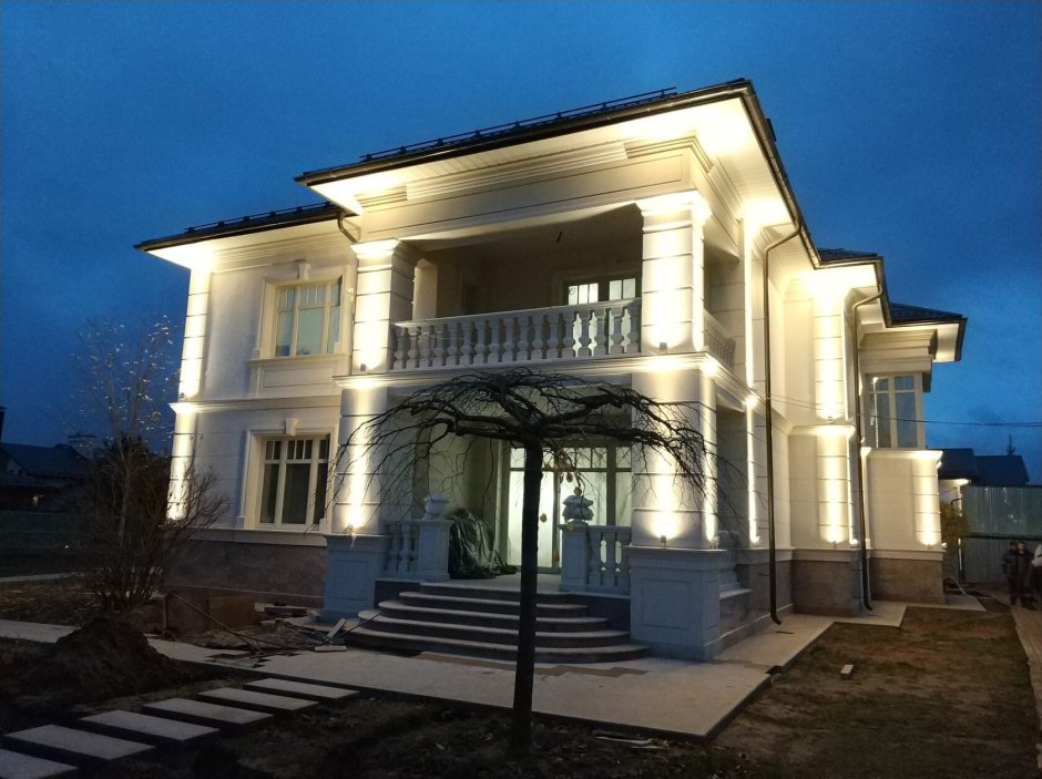 Освещение на фасаде коттеджа классика