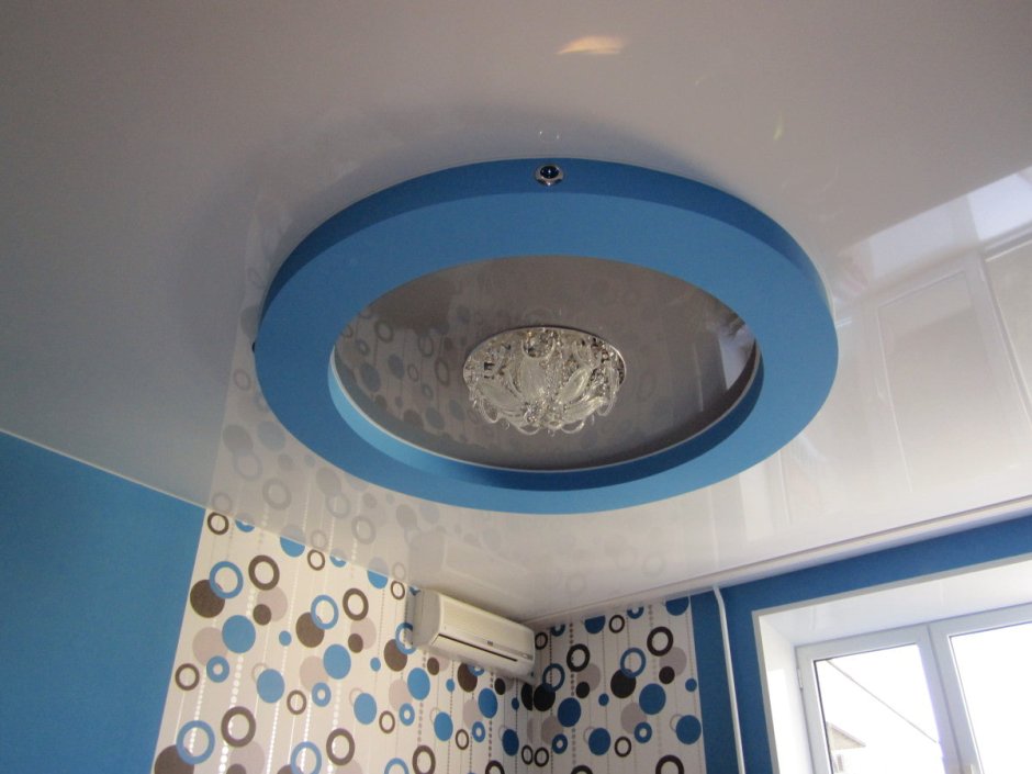 Потолок комбинированный белый с голубым