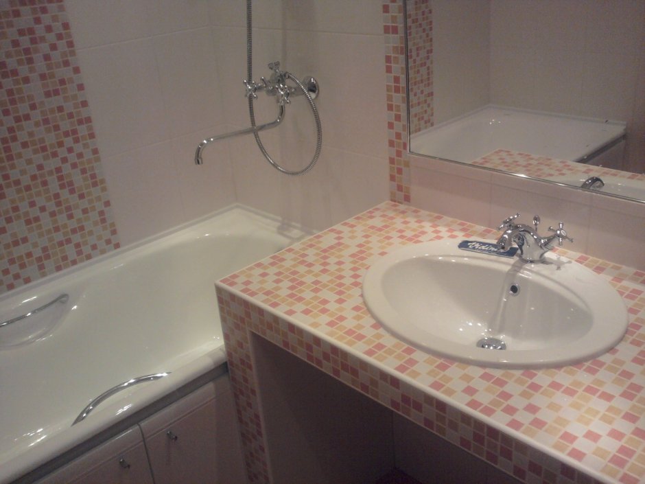 Встроенная раковина в столешницу для ванной с мозаикой