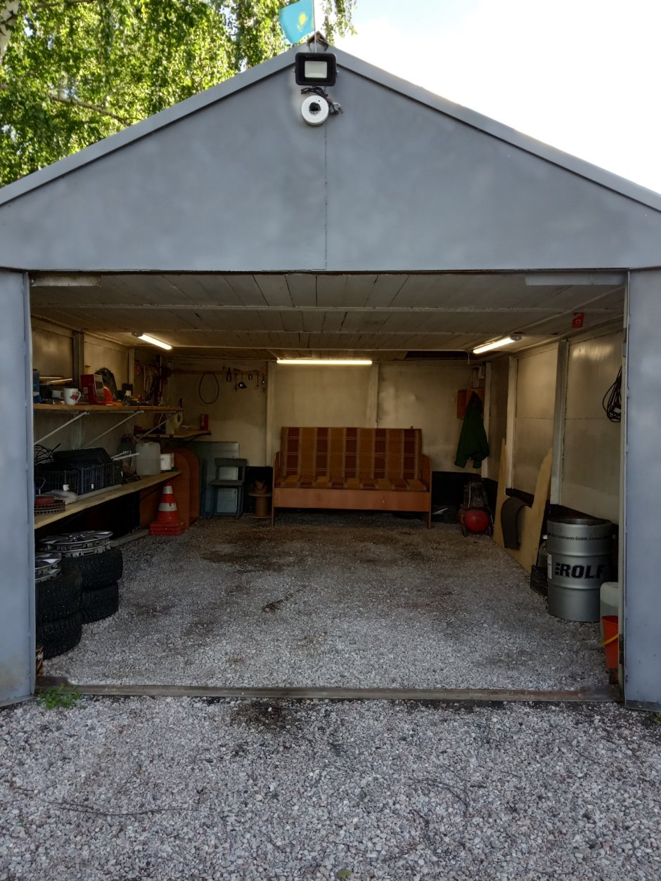 Небольшой гараж