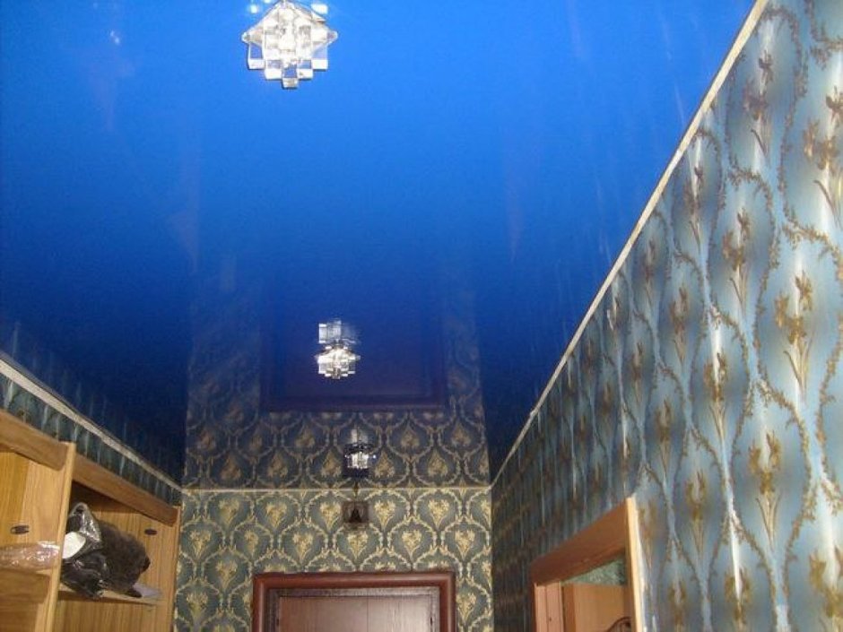 Синий натяжной потолок в прихожей