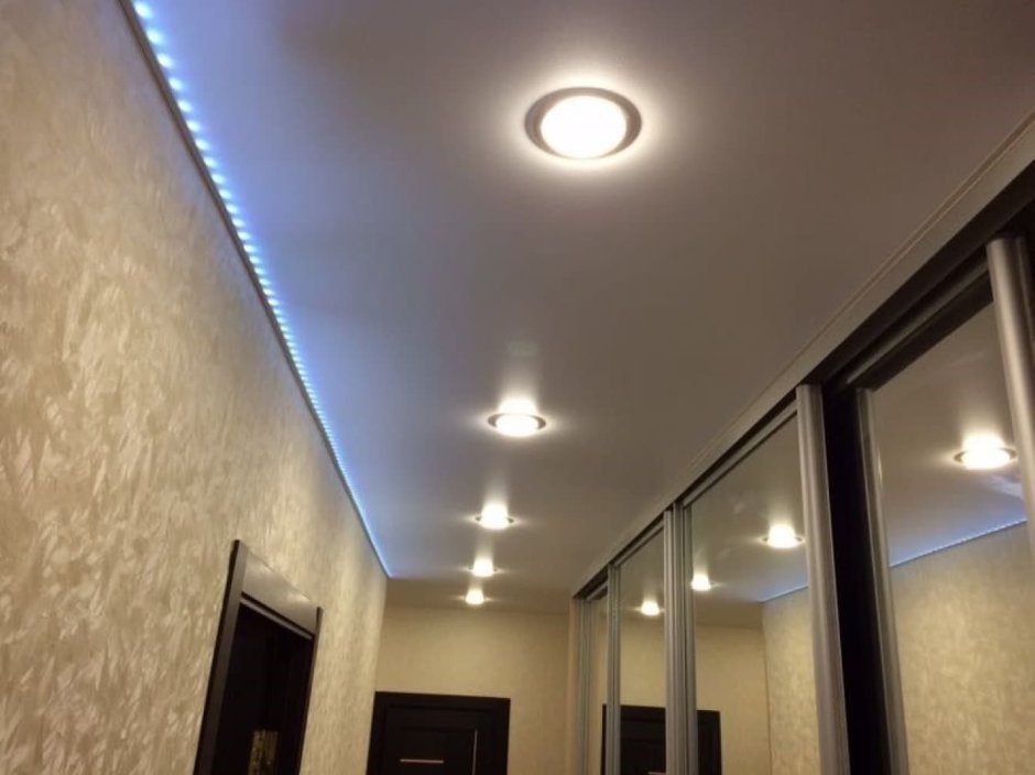 Натяжной потолок в прихожей с точечными светильниками