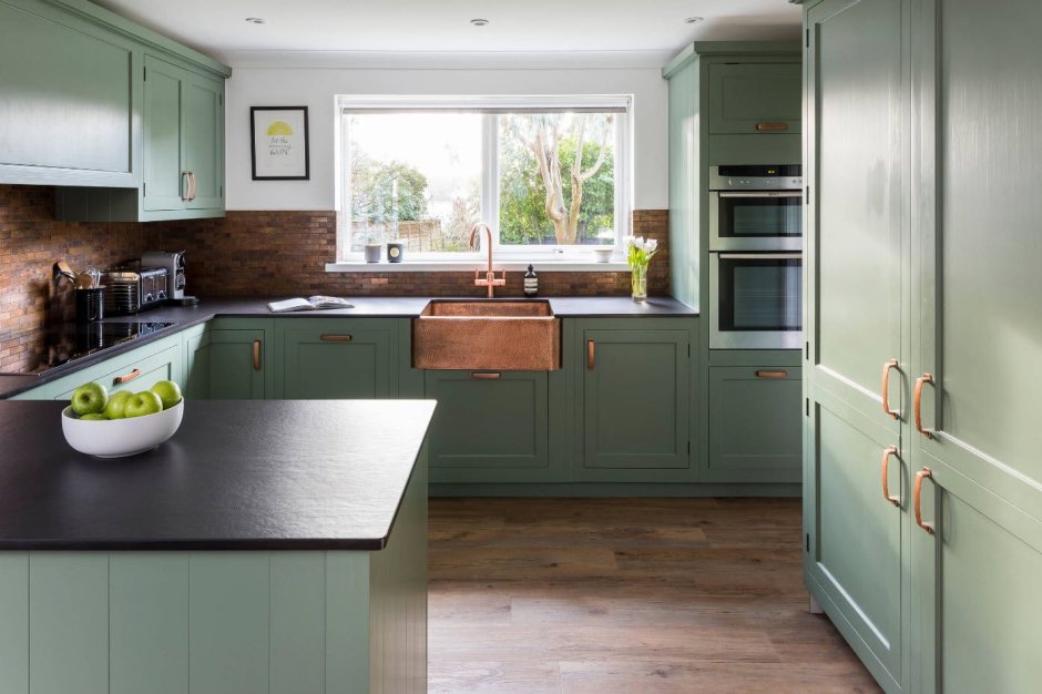 Зеленая кухня с деревянной столешницей