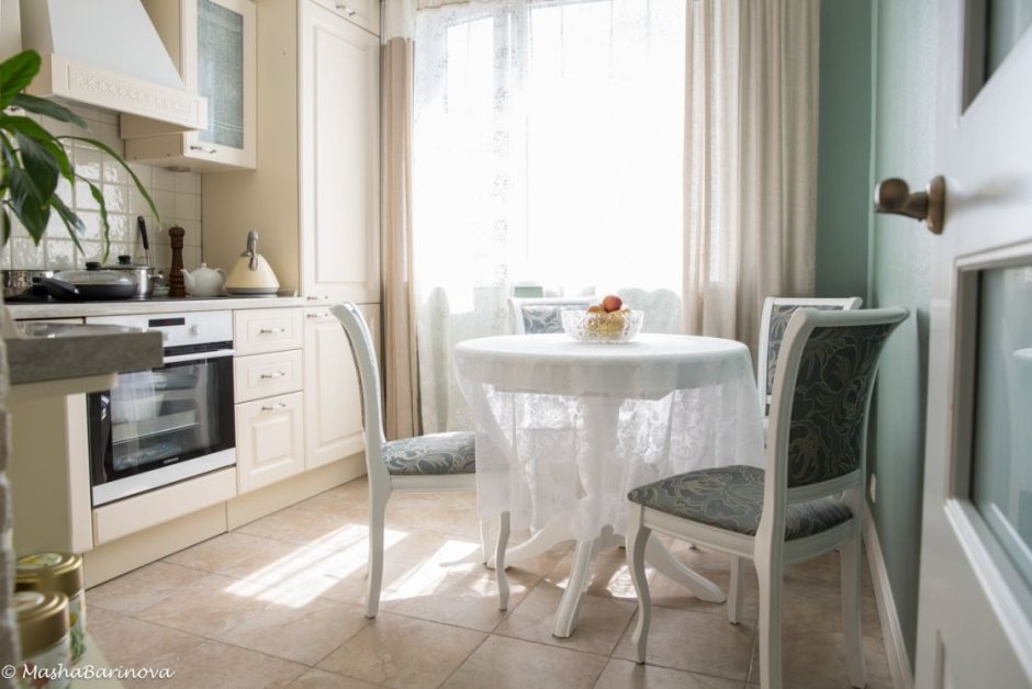 Бежевая кухня и белый стол