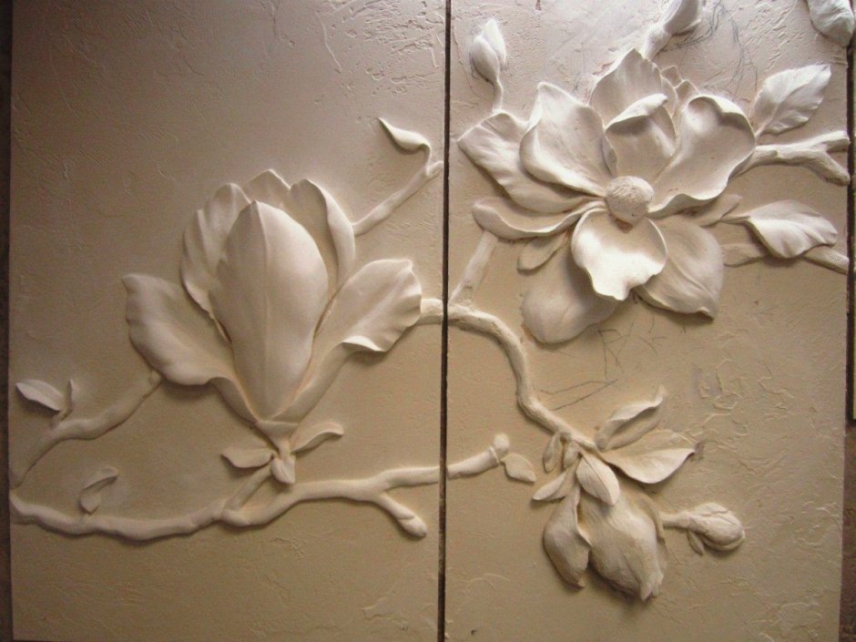 Барельеф цветы на стене
