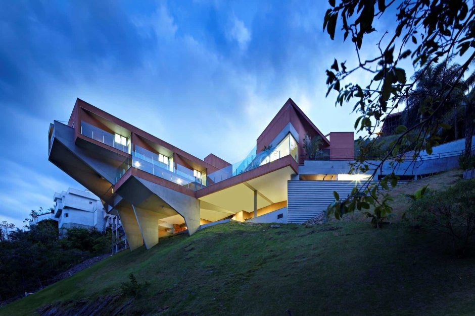 Консольный дом (Cantilever House) в Малайзии