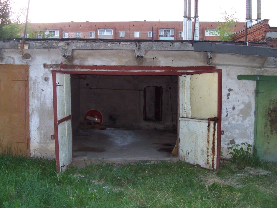Ряд гаражей