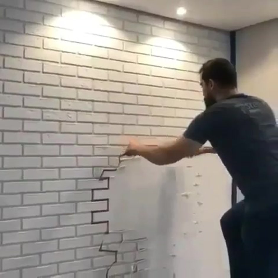 Кирпичи губкой на стене
