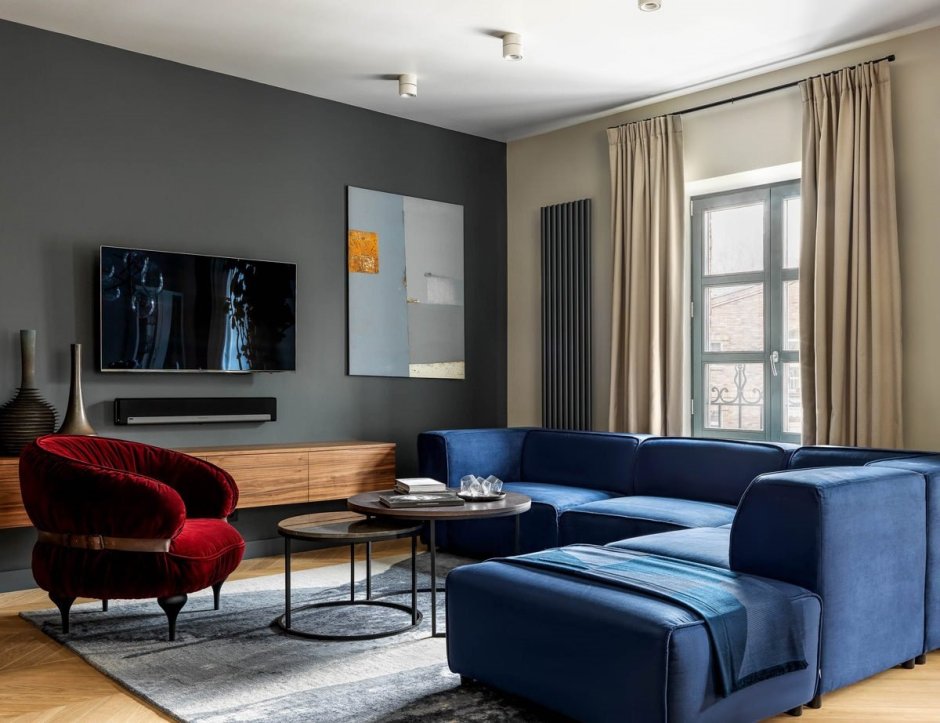 Интерьер зала с синим диваном