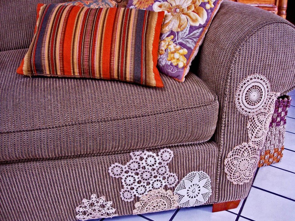 Заплатки на диване декоративные