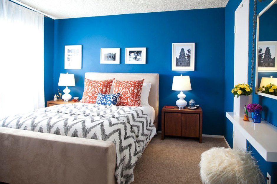 Интерьер комнаты с синими стенами