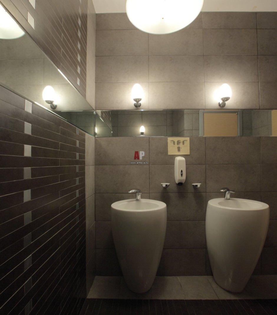 Освещение в общественном туалете