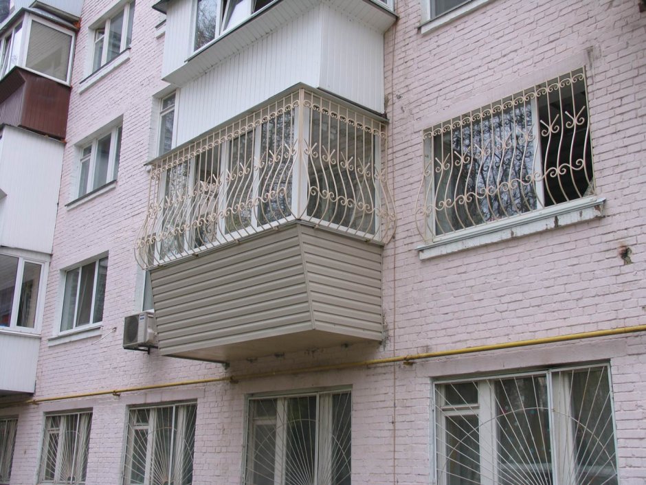 Балконы с решетками остекленные