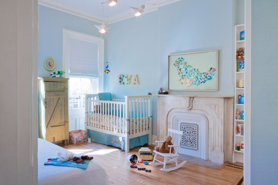 Интерьер голубой комнаты для новорожденного