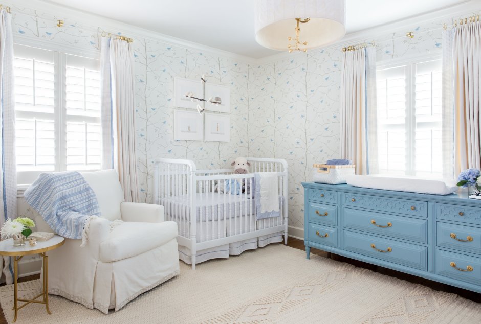 Детская комната для новорожденного в голубых тонах
