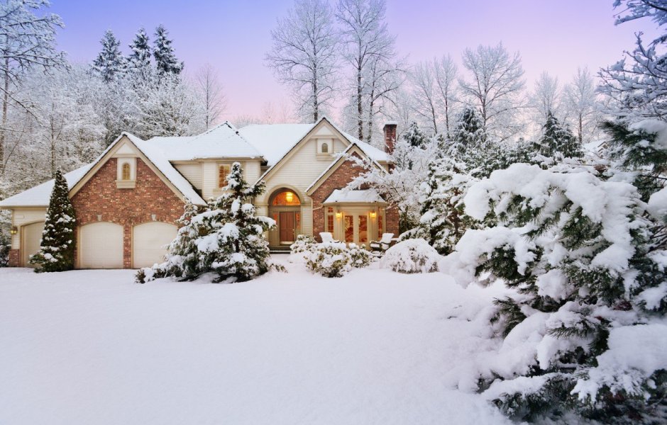 Красивый зимний дом