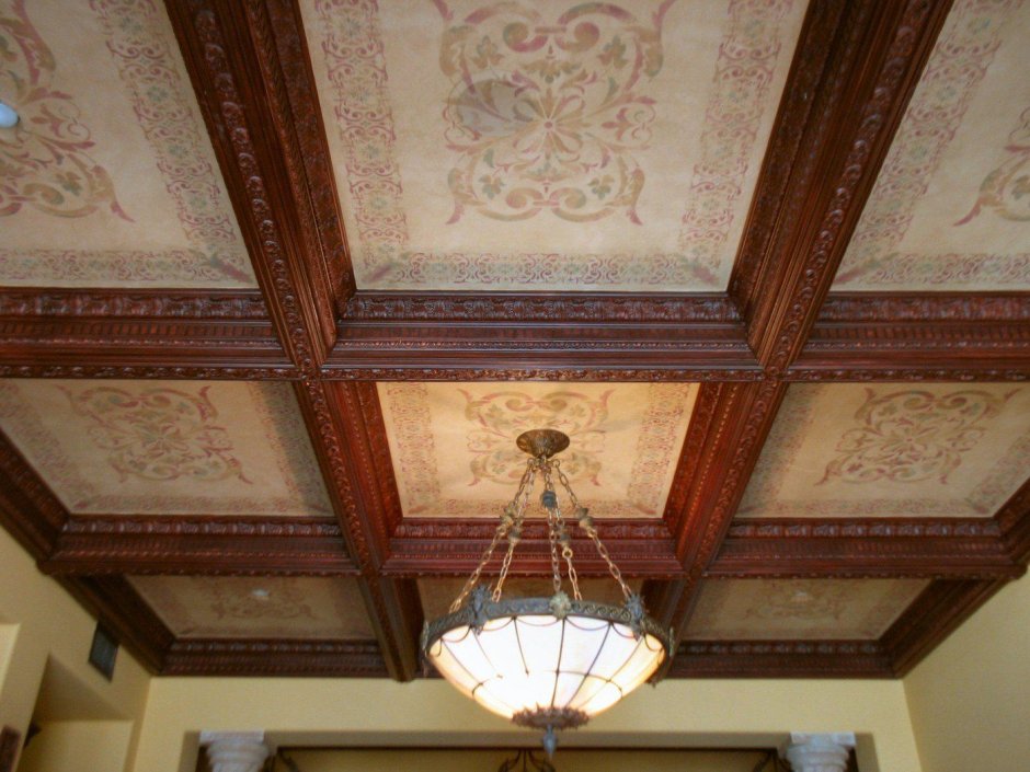Потолок с балками и потолочной плиткой