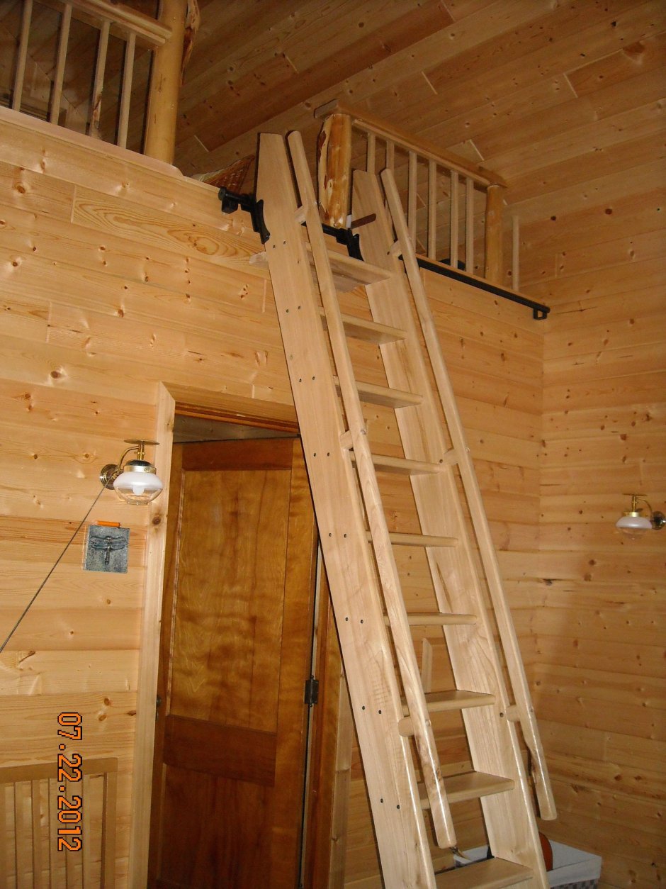 Приставная деревянная лестница на чердак