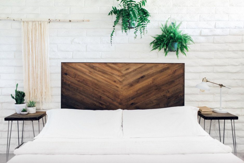 Кровать с деревянным изголовьем декор
