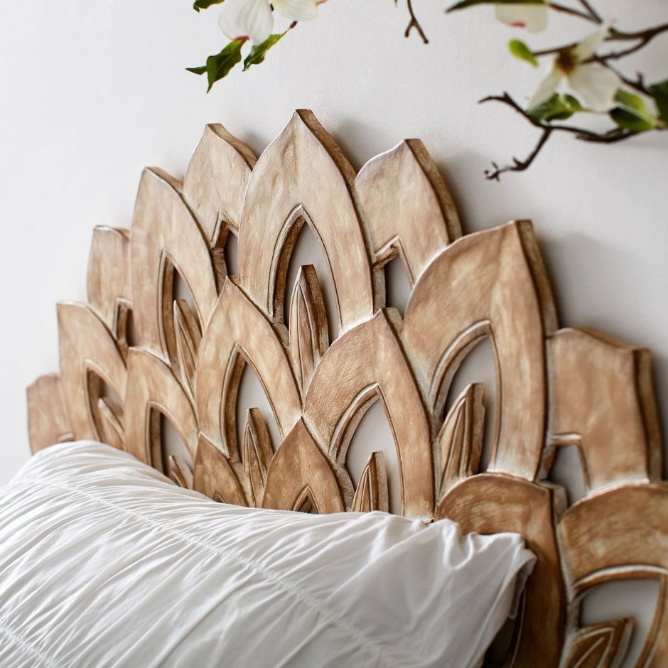 Кровать с деревянным резным изголовьем