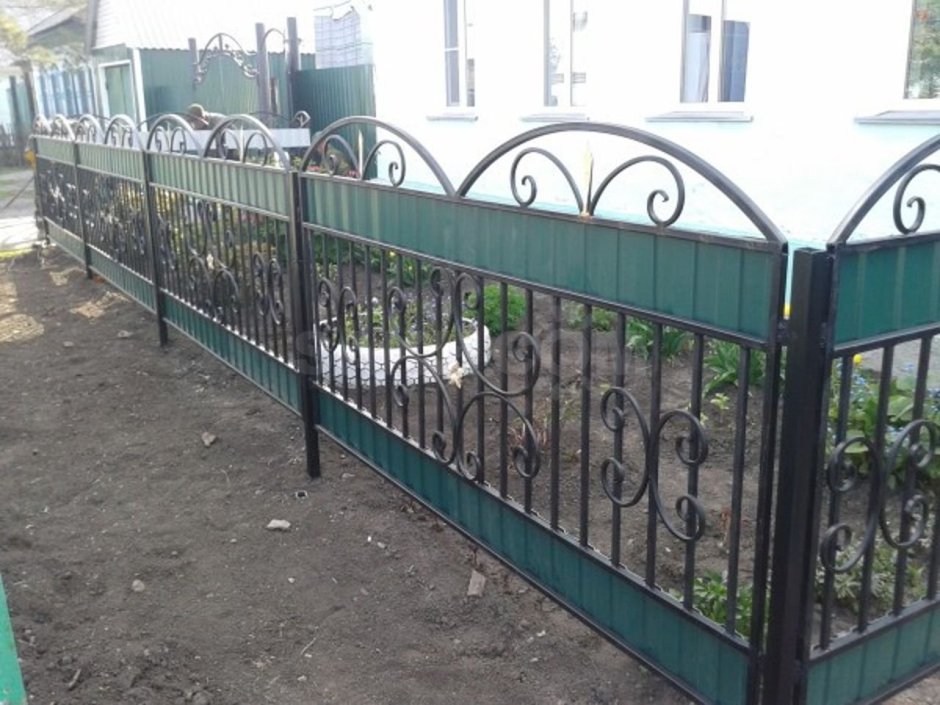 Металлический палисадник