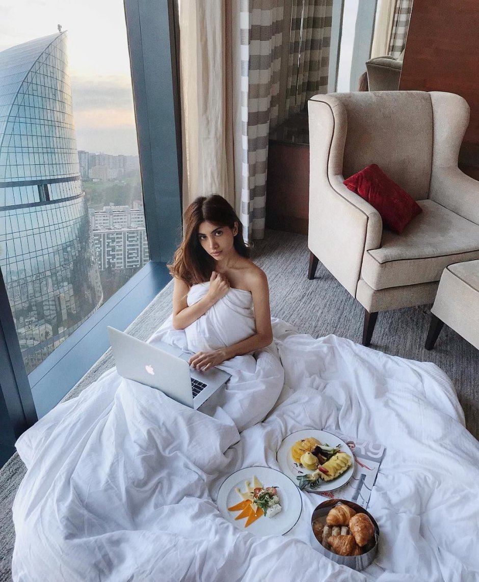 Ruslana Gee на кровати
