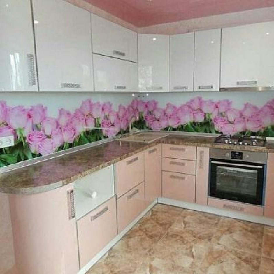 Кухня с розовым фартуком